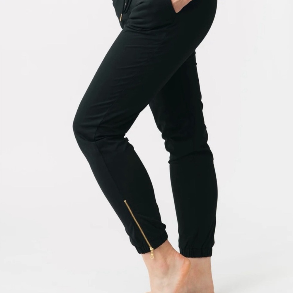 Zyia Active Wear Black Peak Ankle Joggers Gold Zipper EUC Size Large